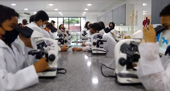 Aula Prática no Laboratório de Ciências da Natureza