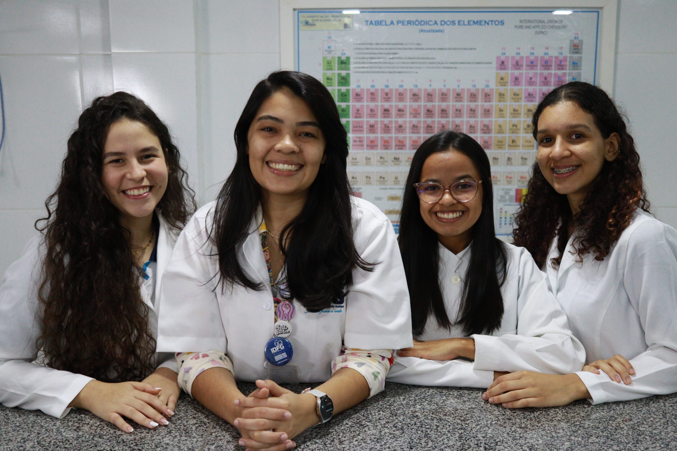 ALUNAS DO IDFG APRESENTAM TRABALHO NA MOSTRATEC